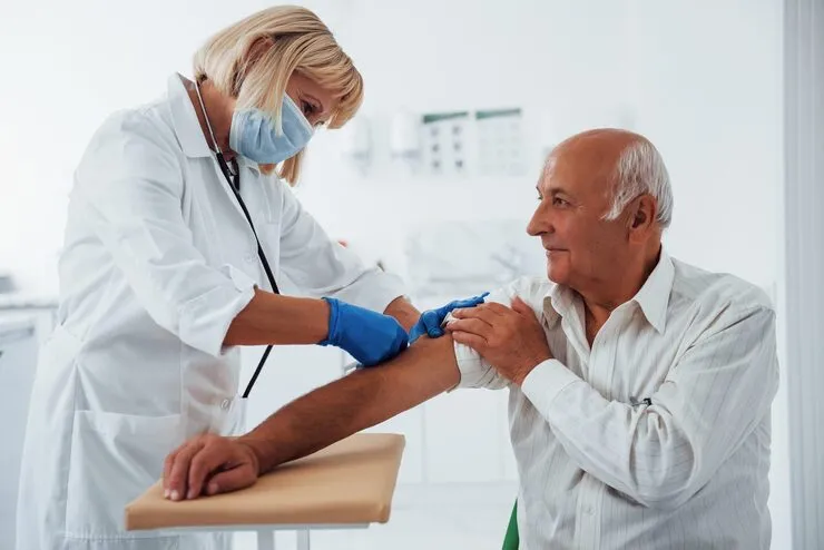 ESTUDO ACENDE ALERTA: ANEMIA PODE AUMENTAR EM 66% O RISCO DE DEMÊNCIA EM IDOSOS