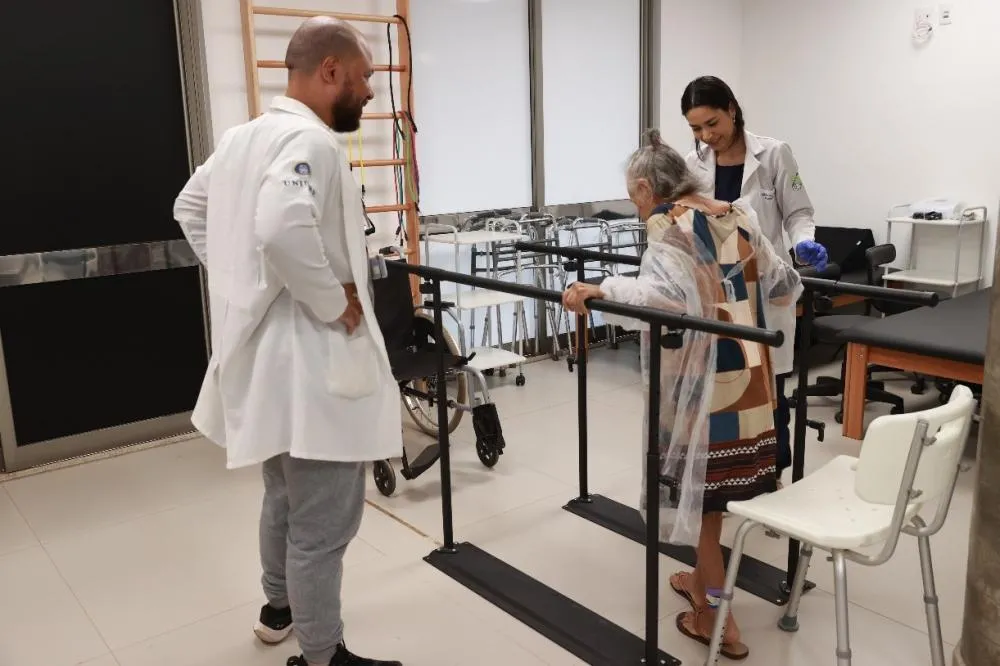 Prefeitura inaugura sala de reabilitação na UCCI para acelerar recuperação de pacientes internados