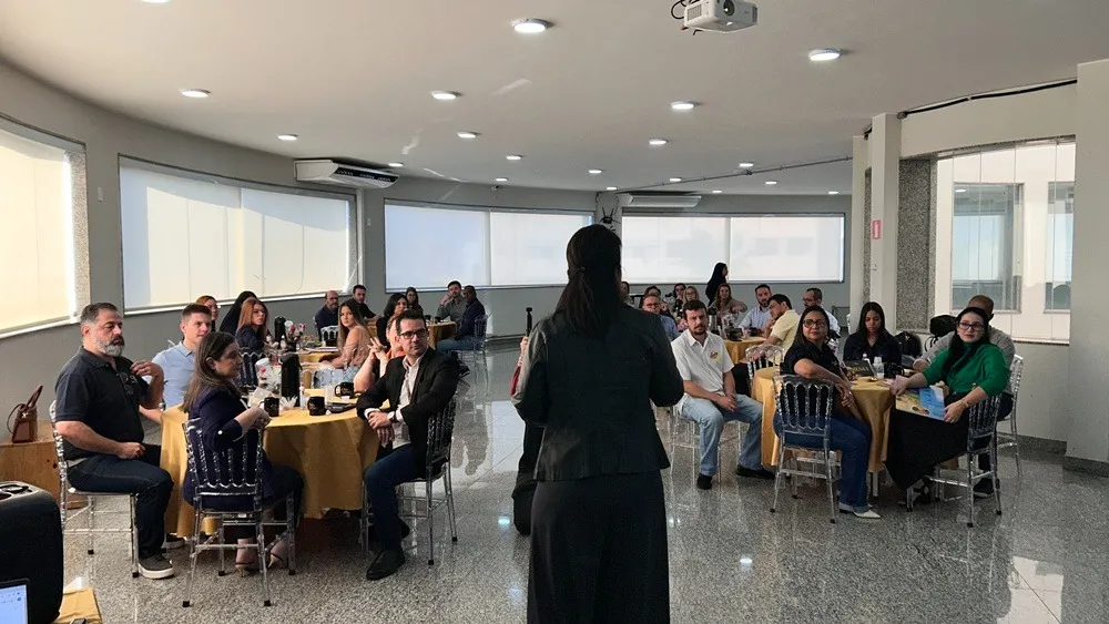 EMPRESÁRIOS REVELAM O DESAFIO QUE MUITOS IGNORAM E CDL TRANSFORMA CAFÉ EM OPORTUNIDADE DE NEGÓCIOS