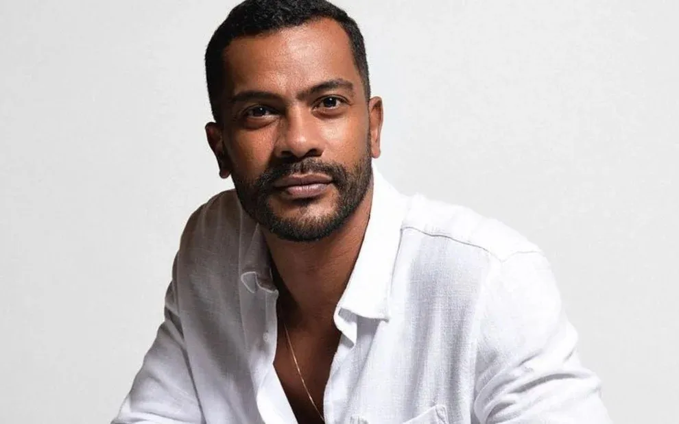 SAMUEL DE ASSIS CHEGA A UBERLÂNDIA COM ESPETÁCULO QUE PROMETE PROVOCAR DEBATE SOBRE RACISMO, IDENTIDADE E REPRESENTATIVIDADE