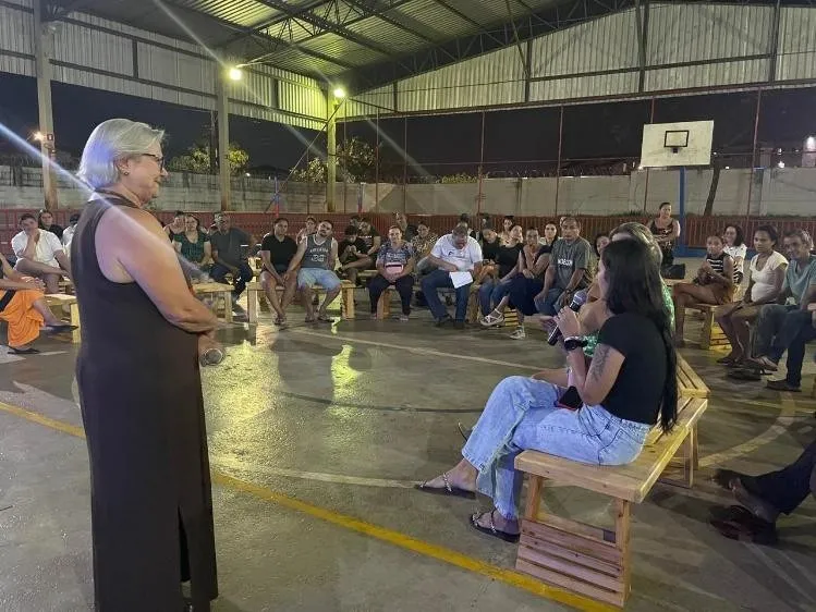PREFEITURA APOSTA EM FAMÍLIAS PARA ENFRENTAR DESAFIOS DA ADOLESCÊNCIA E DAS REDES SOCIAIS NAS ESCOLAS
