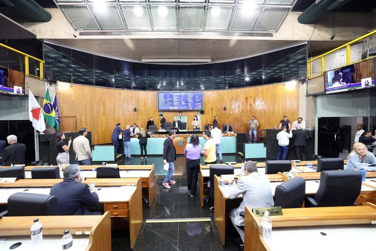 CÂMARA APROVA MAIS DE R$ 3 MILHÕES EM RECURSOS E PROJETOS QUE IMPACTAM SAÚDE, EDUCAÇÃO E INFRAESTRUTURA EM UBERLÂNDIA