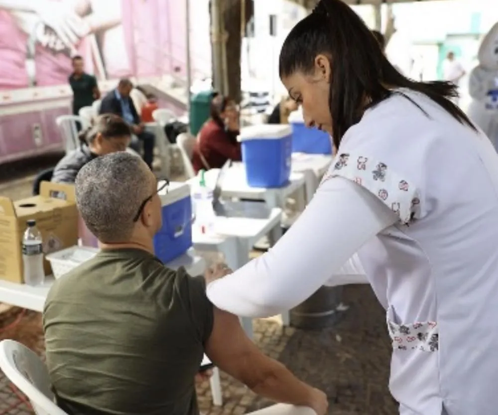 APENAS 500 DOSES EM UM DIA? CAMPANHA DE VACINAÇÃO ACENDE ALERTA SOBRE BAIXA ADESÃO NO TRIÂNGULO MINEIRO