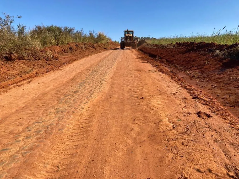 ESTRADAS ESTREITAS VIRAM ALVO DE AÇÃO EM ARAXÁ E PREFEITURA ANUNCIA NOVA FASE DAS OBRAS