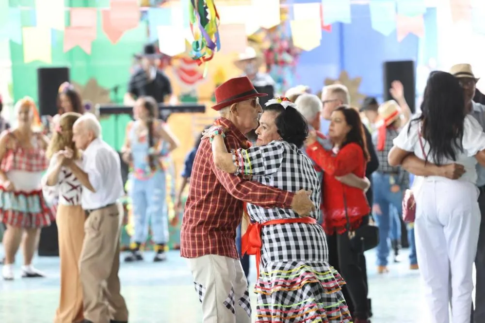 MAIS DE 1,6 MIL IDOSOS LOTAM ARRAIÁ DOS CEAIS EM UBERLÂNDIA E TRANSFORMAM FESTA EM CELEBRAÇÃO DA TERCEIRA IDADE