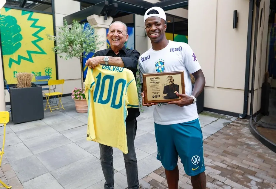 VINI JR. E GALVÃO BUENO PROTAGONIZAM ENCONTRO HISTÓRICO APÓS GOL QUE MARCOU AS COPAS DO MUNDO