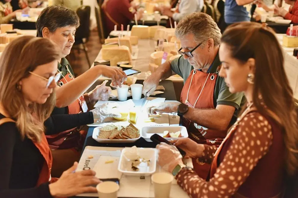 A DISPUTA COMEÇOU! JURADOS INICIAM A ESCOLHA DO MELHOR QUEIJO DAS AMÉRICAS EM MINAS GERAIS