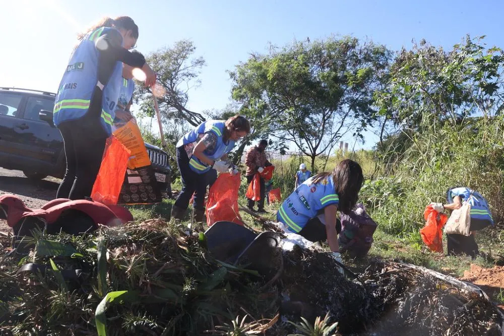 MUTIRÃO RETIRA CERCA DE 40 TONELADAS DE LIXO DE CÓRREGO EM UBERLÂNDIA E ACENDE ALERTA SOBRE DESCARTE IRREGULAR