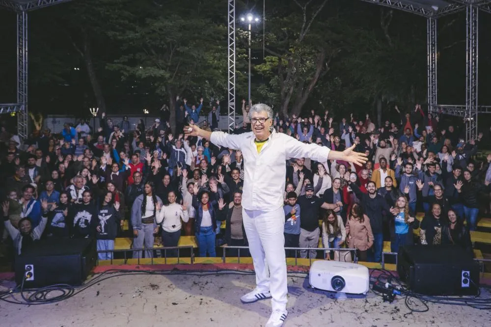 PAULO BETTI LEVOU ESPETÁCULO GRATUITO À CONCHA ACÚSTICA E REUNIU PÚBLICO EM UBERABA