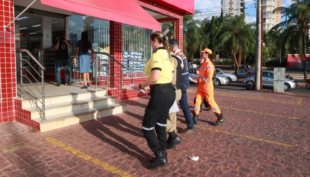 Prefeitura realiza ações destinadas à prevenção e mitigação de danos na avenida Rondon Pacheco durante o período de chuvas