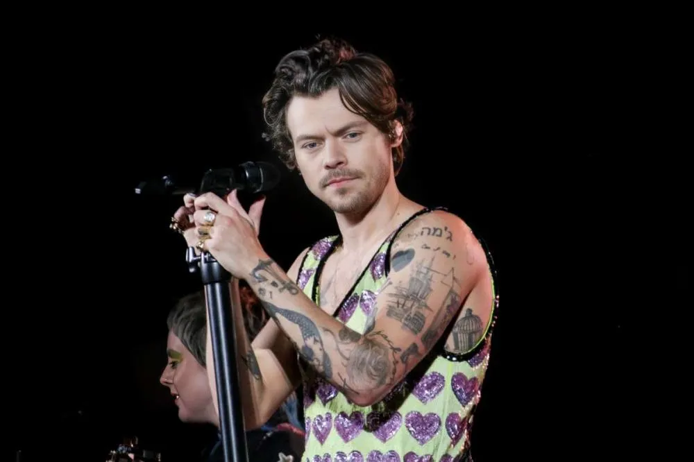 HARRY STYLES QUEBRA RECORDE HISTÓRICO EM WEMBLEY E ENTRA PARA O GUINNESS WORLD RECORDS