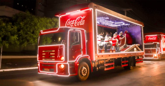 Caravana de Natal da Coca-Cola chega a Uberaba no dia 11 de dezembro com espetáculo de luzes e emoção