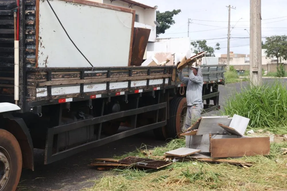 Prefeitura intensifica mutirão de capina, roçagem e cata-treco em diversos bairros nesta segunda (27)