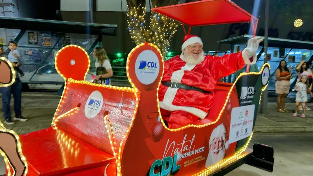 Papai Noel da CDL encanta público na inauguração da decoração natalina da Praça Rui Barbosa
