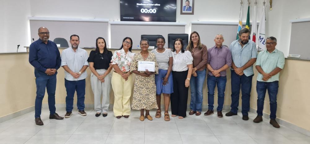 CÂMARA DE CARNEIRINHO HOMENAGEIA EX-MERENDEIRA POR ANOS DE DEDICAÇÃO À COMUNIDADE