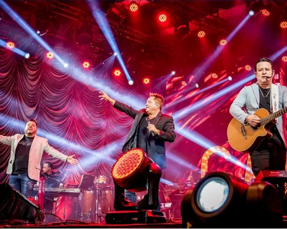 LEONARDO E BRUNO & MARRONE TRAZEM DESPEDIDA DO CABARÉ A UBERABA