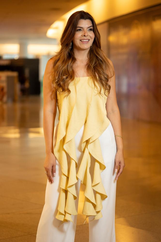RENATA LIMA FREITAS: DA TIMIDEZ AO PALCO, DA ROUPA À ALMA