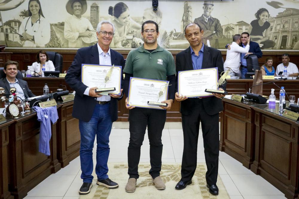 COMUNICADORES RECEBEM TROFÉU ATALIBA GUARITÁ