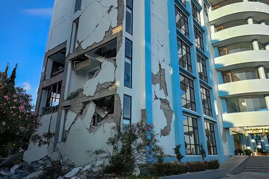 TERREMOTO DE MAGNITUDE 7,7 DEIXA DEZENAS DE MORTOS NA INDONÉSIA