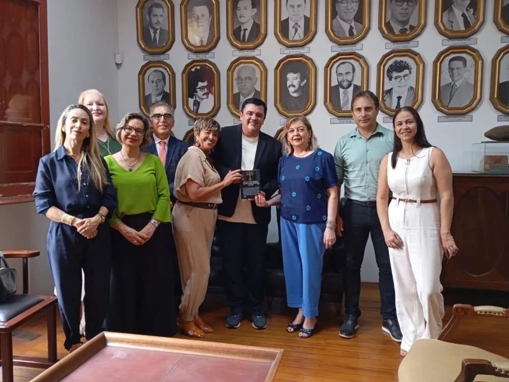 Pesquisadores entregam à Câmara de Uberaba livro que une Direito e Psicologia em defesa da vida