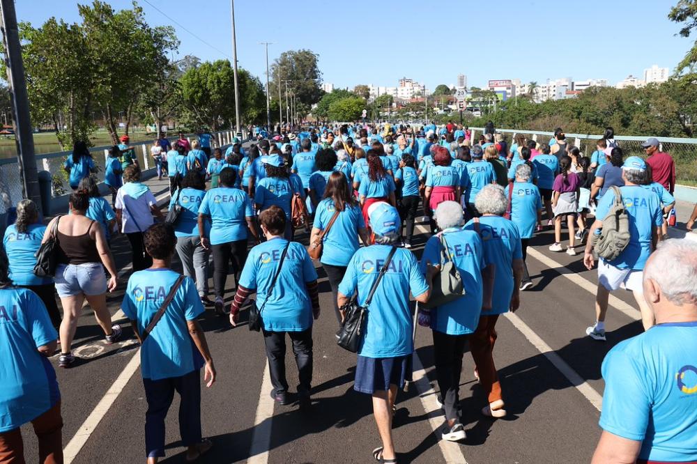 CAMINHADA REÚNE MAIS DE 1,2 MIL IDOSOS NO PARQUE DO SABIÁ