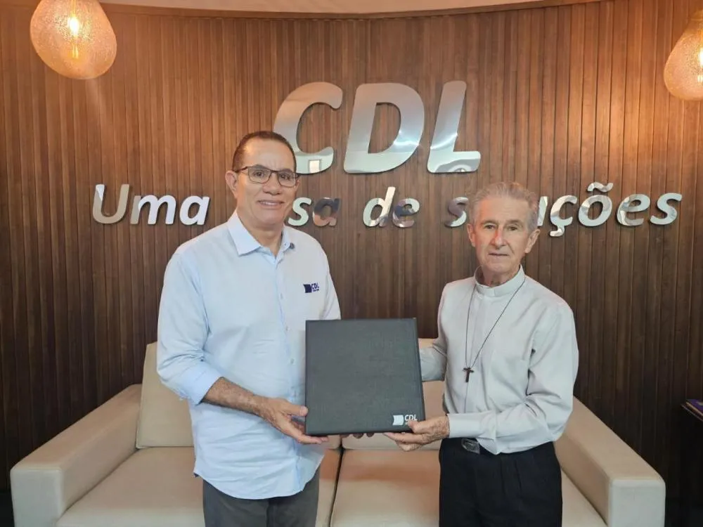 Dom Paulo Mendes Peixoto realiza visita surpresa à CDL Uberaba e faz oração pelos colaboradores