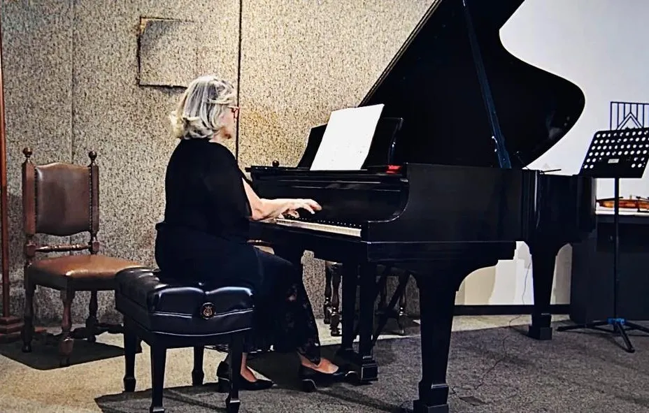 Concerto “Tecendo Sonhos em Melodias” emociona público no CCCP com homenagem a ex-alunos da pianista Cristina Arruda