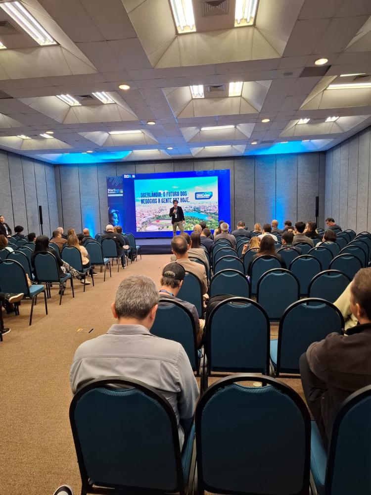 EMPREENDEDORES DE UBERLÂNDIA PARTICIPAM DO STARTUP SUMMIT EM FLORIANÓPOLIS