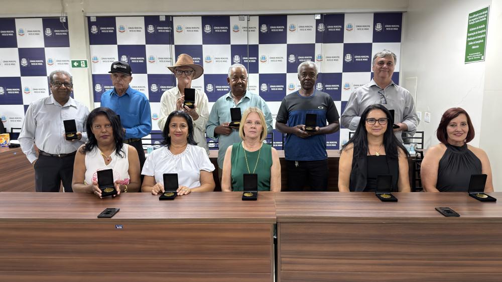 CÂMARA DE PATOS DE MINAS HOMENAGEIA SERVIDORES PÚBLICOS APOSENTADOS
