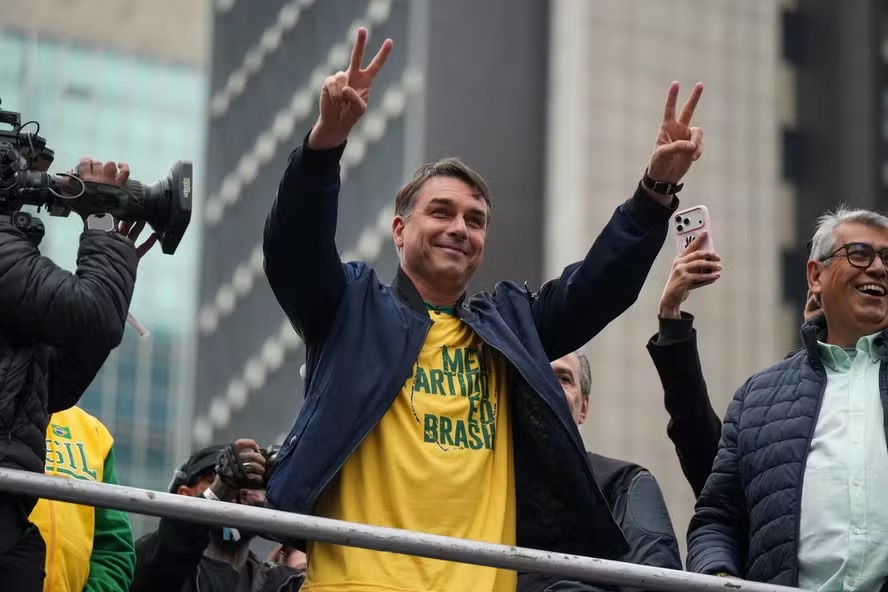 FLÁVIO BOLSONARO É INVESTIGADO PELA PF EM INQUÉRITO SOBRE FINANCIAMENTO DO FILME “DARK HORSE”