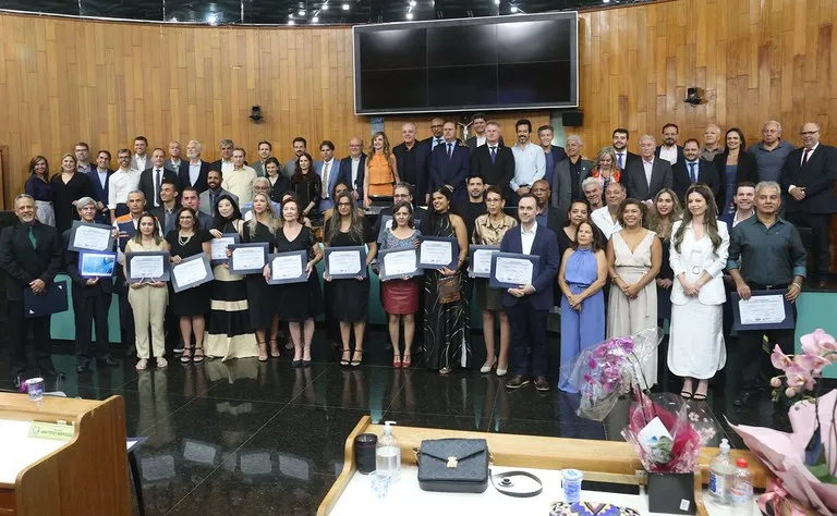 Câmara Municipal de Uberlândia homenageia 32 servidores com Diplomas de Mérito em celebração ao Dia do Servidor Público