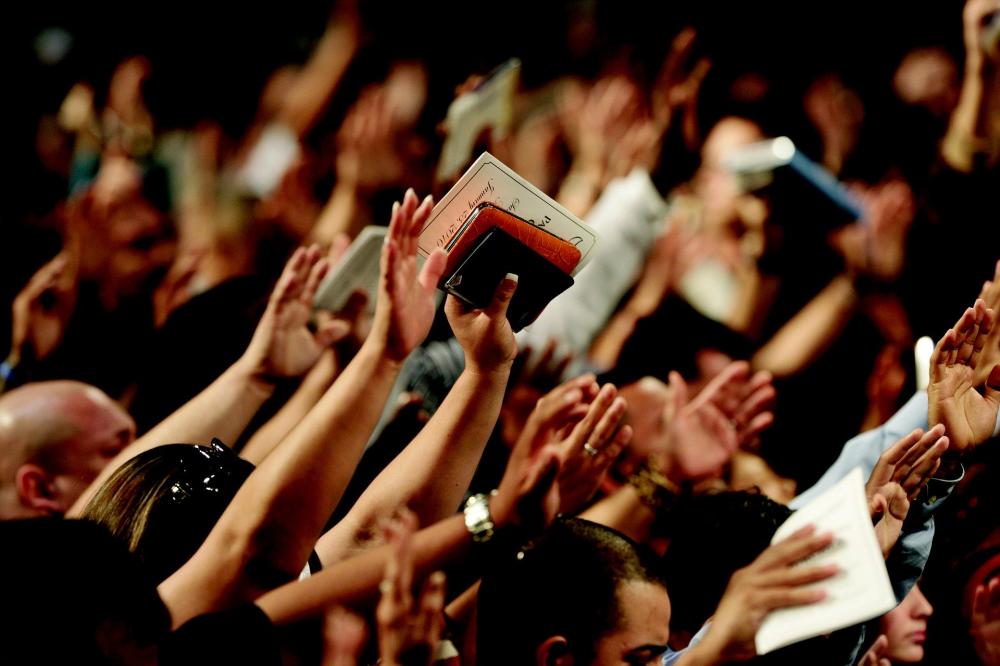 EVANGÉLICOS SÃO DISPUTADOS POR CANDIDATOS, MAS REJEITAM USO ELEITORAL DAS IGREJAS