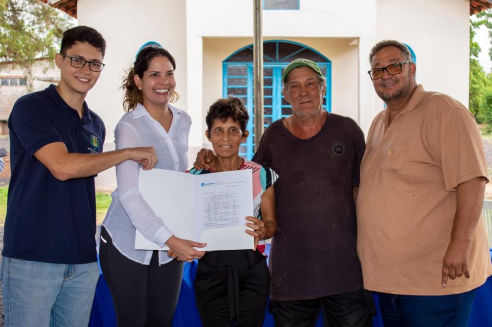 PREFEITURA DE ARAGUARI ENTREGA 25 TÍTULOS DE REGULARIZAÇÃO FUNDIÁRIA A FAMÍLIAS DO POVOADO DE BARREIROS