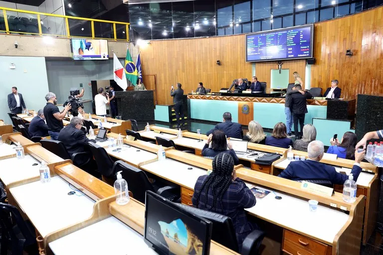 Legislativo de Uberlândia aprova proibição de escapamentos barulhentos, medida promete mais silêncio nas ruas, mas gera revolta entre motociclistas