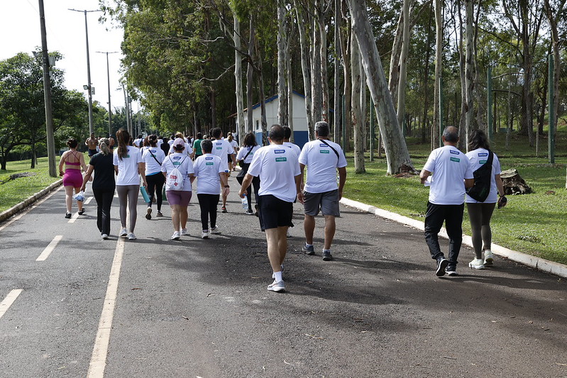 CAMINHADA REÚNE CENTENAS DE SERVIDORES MUNICIPAIS NO PARQUE DO SABIÁ, EM UBERLÂNDIA