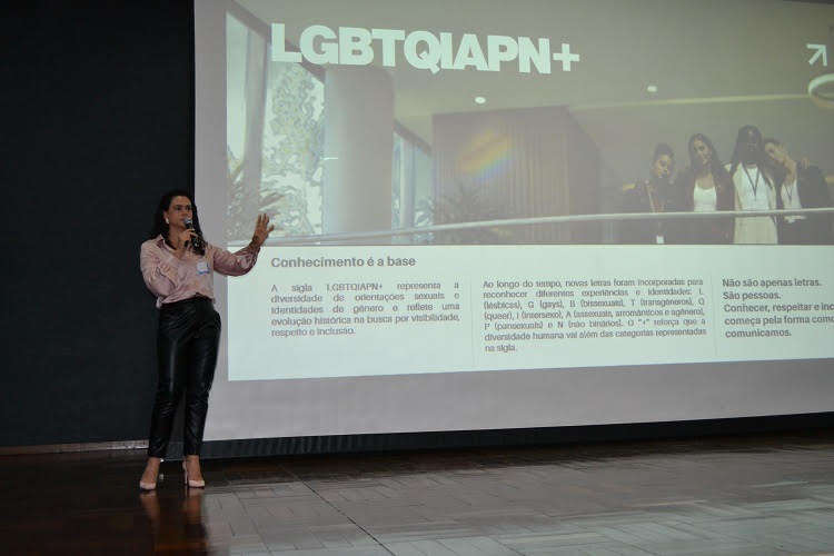 HOSPITAL DE CLÍNICAS DA UFTM PROMOVE PALESTRA SOBRE ACOLHIMENTO DE PESSOAS TRANS EM UBERABA