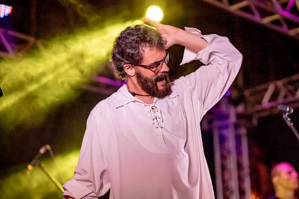Renato Quase Russo promete reviver a emoção da Legião Urbana em show histórico em Uberaba!