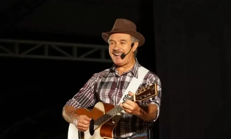 Tom Carvalho chega a Uberaba com show de humor cheio de causos e boas risadas