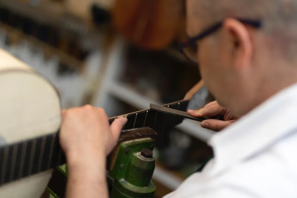 Uberaba recebe workshop que transforma reparos de instrumentos musicais em oportunidade de negócio