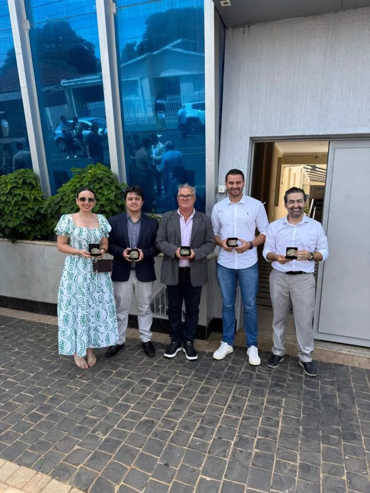 Autoridades de Araguari participam dos 15 anos do 53º BPM e recebem Challenge Coin