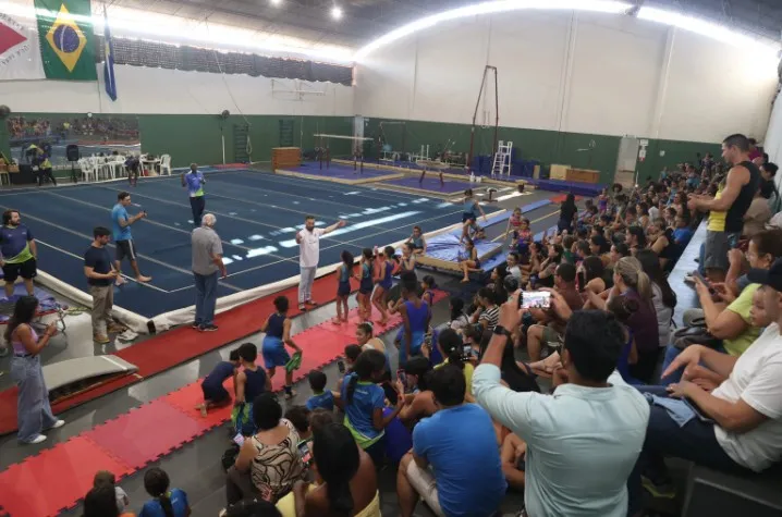 Alunos de escolinha da Prefeitura participam de atividades com o ex-ginasta e medalhista olímpico e mundial Diego Hypólito