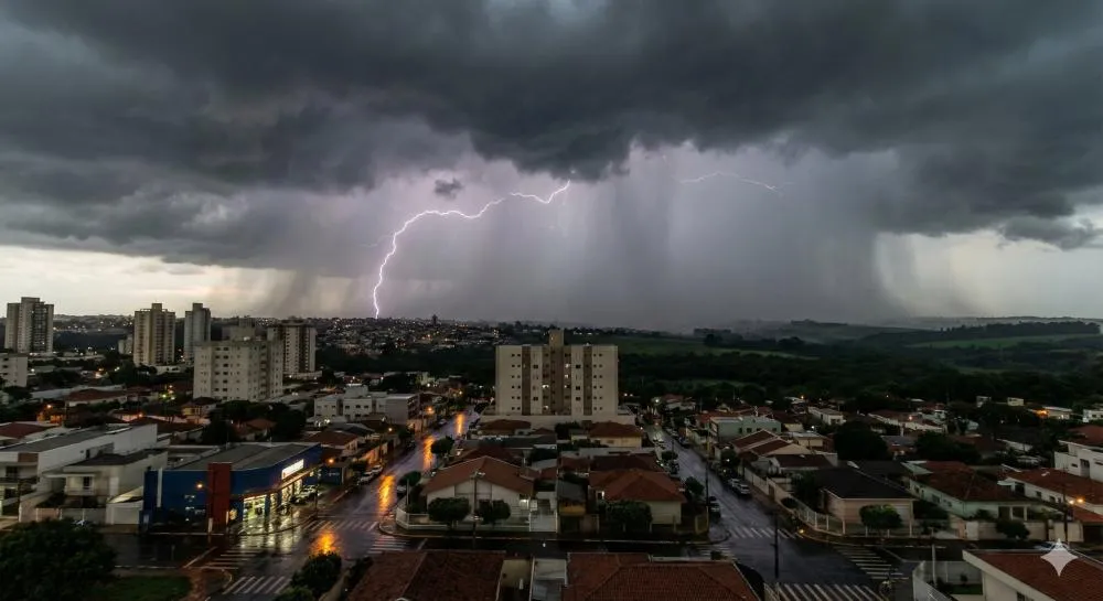 Temporal, queda de temperatura e alerta de risco: semana começa quente e vira instável