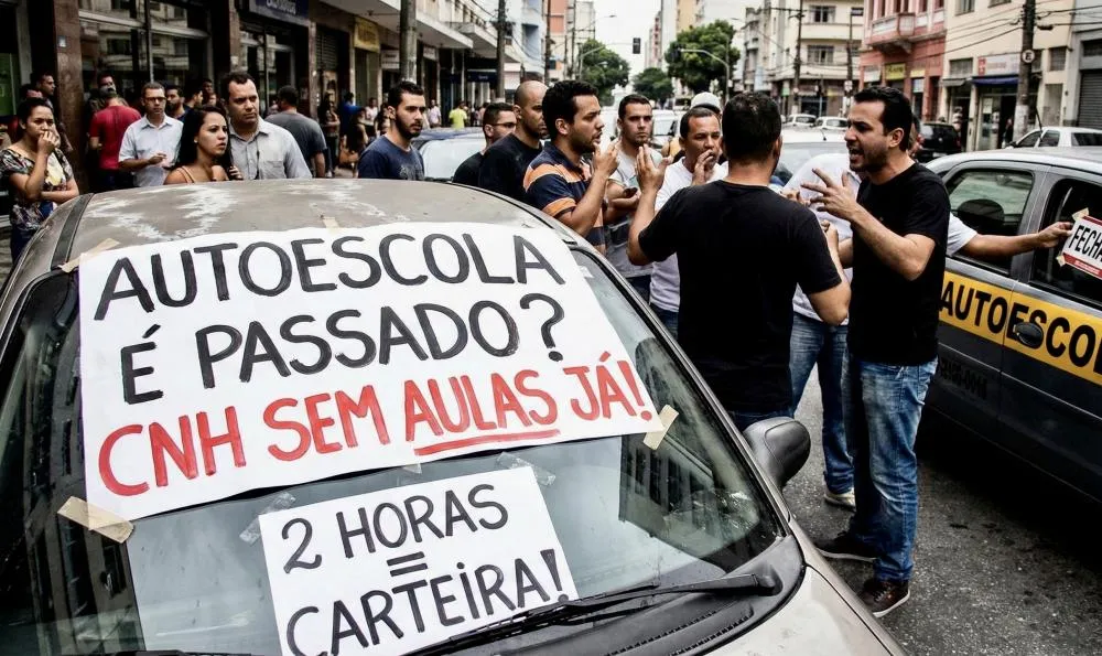 Fim das autoescolas obrigatórias: governo muda regra da CNH e divide o Brasil