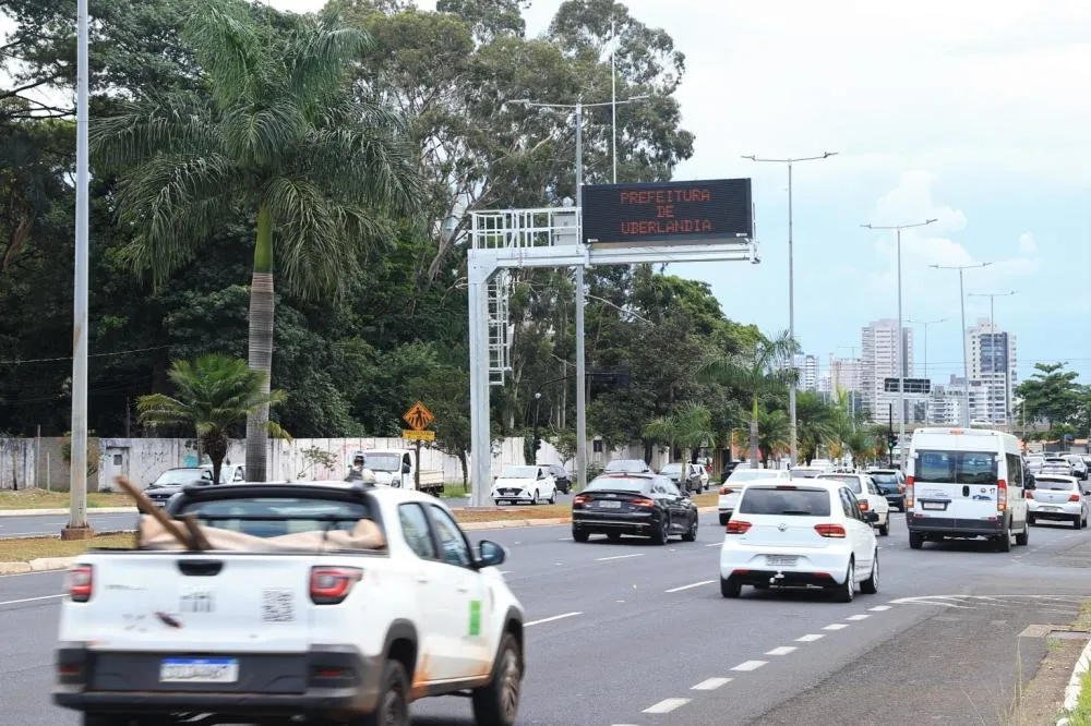 Uberlândia inicia testes de painéis eletrônicos na Rondon Pacheco para alertas em tempo real e prevenção de impactos climáticos