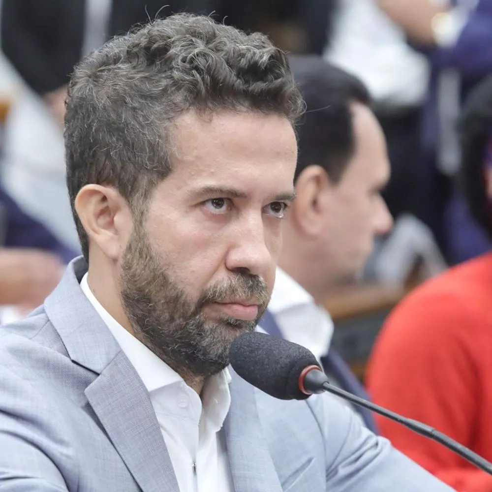 Janones perde para “Velho da Havan”: condenação por ofensas sacode alianças políticas e acende alerta sobre responsabilidade digital no país