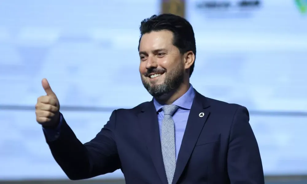 Frente “fora do eixo” e pacto federativo em debate: Falcão mexe com o tabuleiro político mineiro