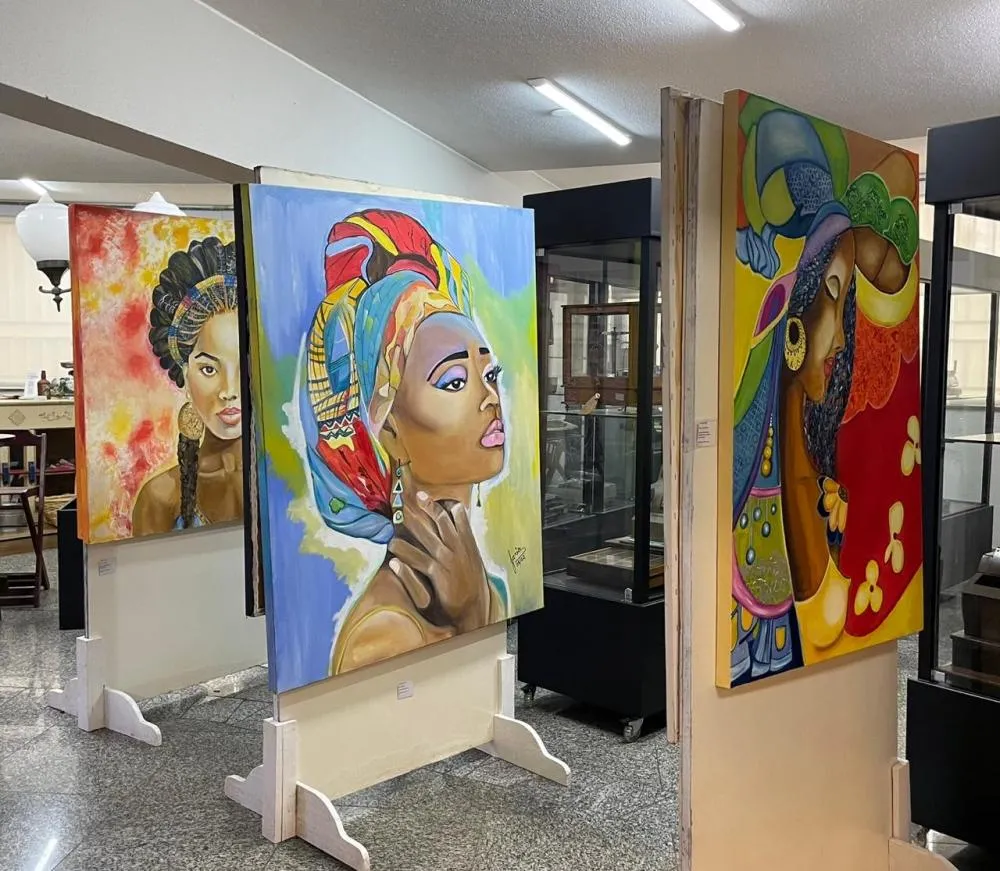 Cores do Brasil tomam a CDL Uberaba em mostra que celebra diversidade, arte e protagonismo feminino