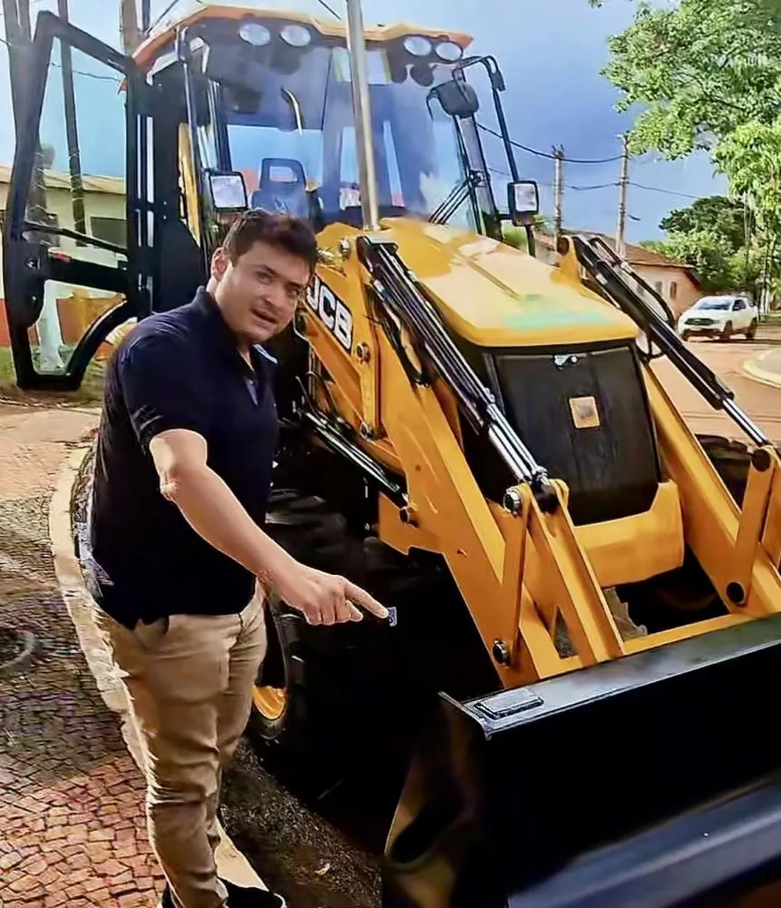 Thiago Mariscal articula retroescavadeira de R$ 500 mil e reforça infraestrutura de Água Comprida
