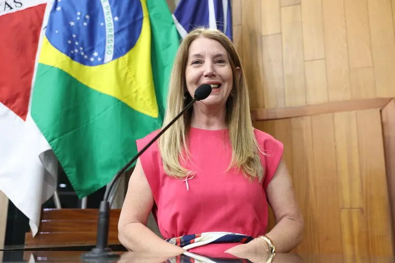 Outubro Rosa é um alerta às mulheres sobre câncer de mama e do colo do útero, diz profissional de saúde ao Legislativo.