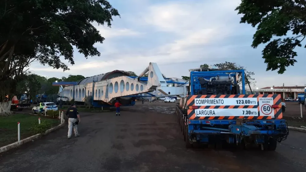 Carga de 700 toneladas para a BR-153 e transforma estrada em gargalo no Triângulo Mineiro